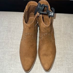 NWT Women’s Western boots. Size 11